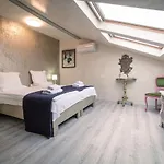 בית נופש The Gallery - Garden And Garage וליקו טורנובו