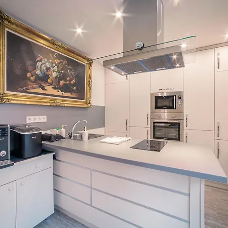 Holiday home The Gallery - Garden And Garage